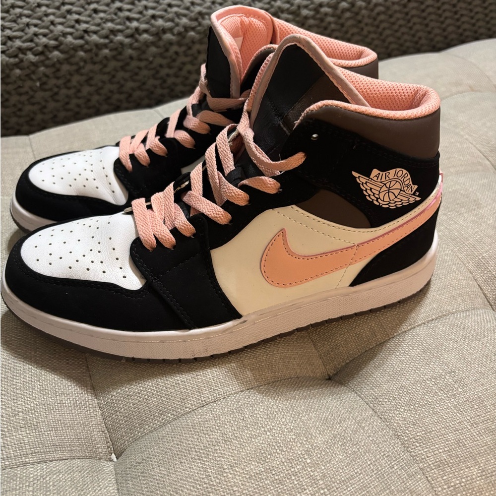 Jordan Black and Pink Sneakers Air Jordan 1 Mid